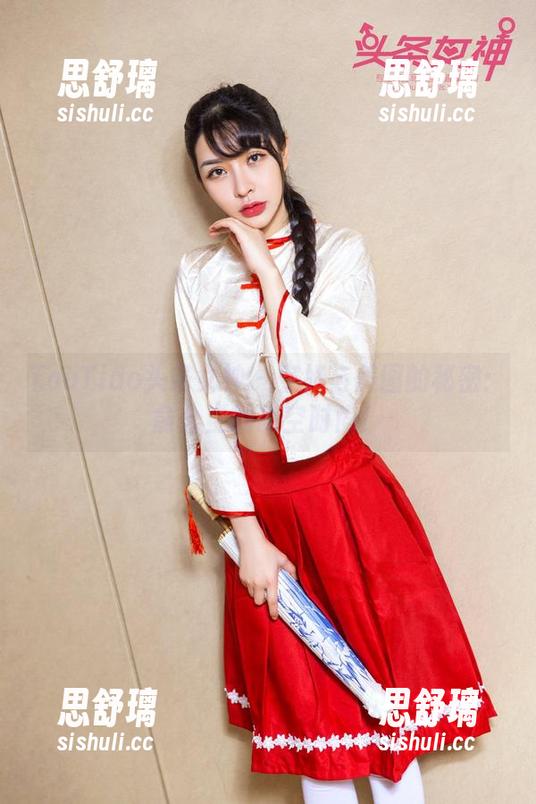 TouTiao头条女神-俞公主 TouTiao头条女神 - 空姐与美图的秘密:俞公主的高空时尚!