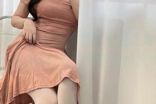 最新资源：依依超级懒与瑜伽之间的秘密，一点点暧昧在空气中悄然流动。