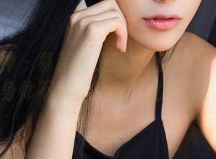 克拉女神 – 慕菲的最新瑜伽图册：教你如何在身体不适的状态下优雅地趴着！