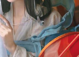 黑白的宁静：奶狮不咬人作品集中的瞬息万变