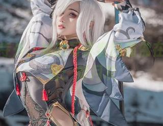 在大慈寺外，她的写真套图仿佛在悄悄述说：如月灰