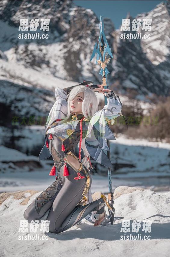 如月灰 在大慈寺外,她的写真套图仿佛在悄悄述说:如月灰