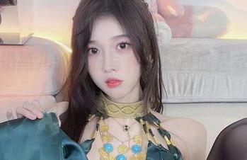 小小奶瓶儿的皮衣写真集，真的是衣服和人都太有魅力了，赞！