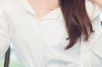 尤果网 – 艾小青日常写真精选：生活的轻松与巧妙，那种感觉，宛如阳光透过窗帘洒进来。