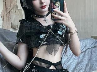 “您的蛋蛋”新图包：棕裙大揭秘，秘密在于她的裙摆摇曳间。