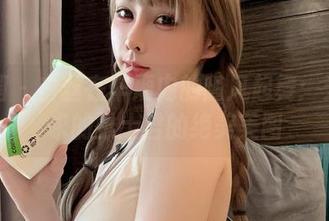 微密圈 – 白丝在车厢内的随风起舞：无欲无求的推土君的绝美美图