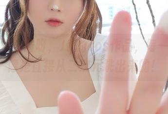 依然是依酱呀，JK的cos作品，每一张都像是直接从二次元跳出来的！
