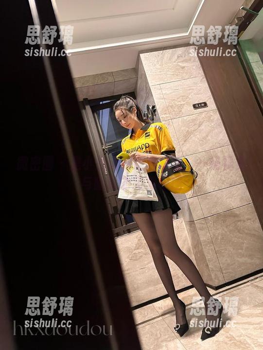 是小逗逗 微密圈 - 是小逗逗眼镜写真集:一场视觉与幽默的完美碰撞