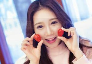 爱蜜社 – 看张思允如何用红裙写真挑战你的审美底线！