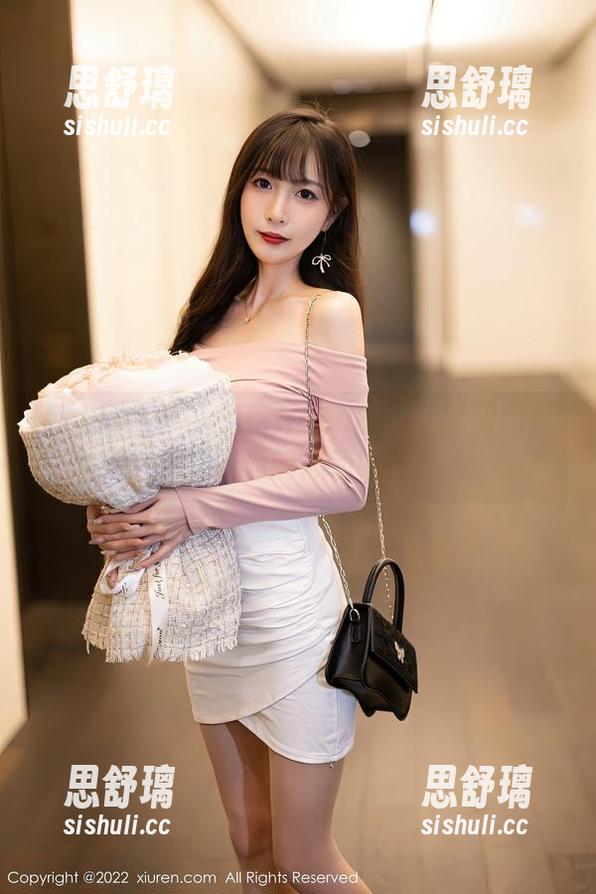 秀人网-小海臀Rena 秀人网 - 在小海臀Rena的全套制服图集中找到你的心动瞬间!