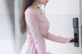 秀人网 – 看是小逗逗的美脚，福利写真一波接着一波，开心得想要打滚！