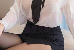 秀人网 – 清水美嘉的黑丝写真：当光影和温度交织