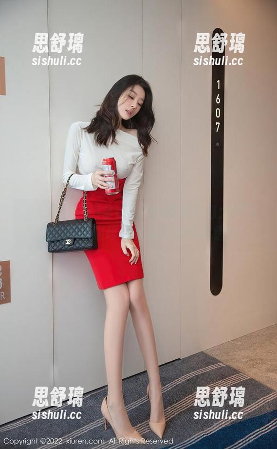 秀人网-趁热拿铁latte 秀人网 - 趁热拿铁latte女孩图包大揭秘:这一季的咖啡约会你绝对不能错过!