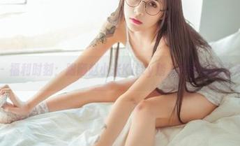 菠萝社 – 福利时刻：跟随赵小米Kitty踏入高跟鞋的艺术世界！