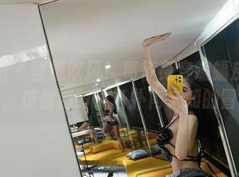 微密圈 – 壁纸吹风！葛征身穿蝙蝠皮服的原图，仿佛随时准备扑向未知的冒险！