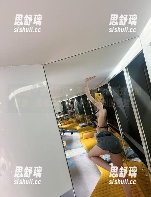 葛征 微密圈 - 壁纸吹风!葛征身穿蝙蝠皮服的原图,仿佛随时准备扑向未知的冒险!