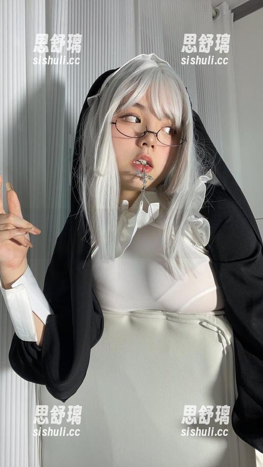 微密圈 - “葱油饼er”写真合集：蓝白围裙下的慵懒美学