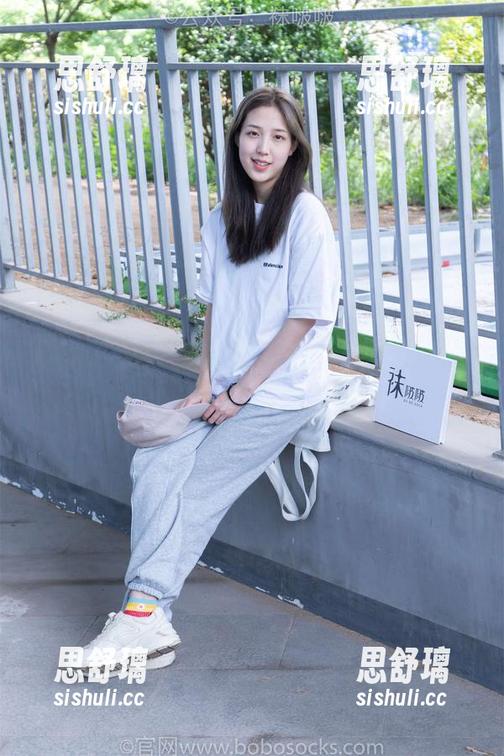 袜啵啵-甜甜圈 袜啵啵 - 看!甜甜圈的黑丝打底!独特脚尖加固写真图包,仿佛一切都在呼唤你!
