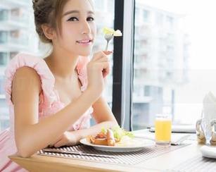 青豆客 – 刘钰儿美腿套图：每一张都仿佛在诉说一个秘密。