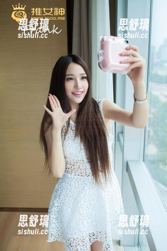 青豆客-梦娜Vanessa 青豆客 - 梦娜Vanessa最新写真集:连衣裙风情万种,可是这搭配简直是个谜!