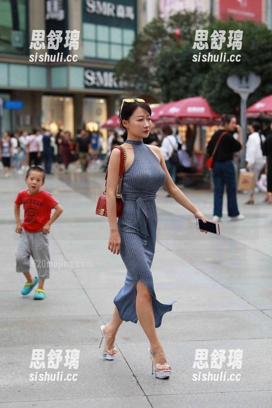 魔镜街拍 - 在观看婷婷的白色吊带连衣裙搭配黑丝美腿的图包时，我感觉自己像是走进了梦境。